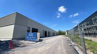 <strong>Duurzame KMO-unit</strong> van<strong> 615 m²</strong>, <strong>samenvoegbaar tot een totale oppervlakte van 2.460 m²</strong>, te koop.<br /><br />De site is strategisch gelegen vlak bij het Albertkanaal, een cruciale logistieke as voor transport en economische activiteit in Limburg. Bovendien geniet het bedrijvenpark van een uitstekende bereikbaarheid dankzij de nabijheid van de E313 en E314, met snelle verbindingen richting Brussel, Antwerpen, Nederland en Duitsland.<br /><br />De KMO-Unitsworden casco opgeleverd en zijn voorzien van <strong>3 sectionale poorten</strong> (4,2m H x 4m B), <strong>een vrije hoogte van 6m</strong>, geïsoleerd dak, sandwichpalen, lichtstraat met rookluik en<strong> betonvloer met een maximum draagvermogen van 1.000 kg/m².</strong><br />De buitengevels bestaan uit een geïsoleerde prefabplint in grijsglad gewapend beton. De plinten hebben een sandwichstructuur.<br /><br />De loodsen zijn geschikt voor zowel opslag, kantoren, showroom, als productie en bieden een ideale omgeving om te ondernemen.<br /><br />Contacteer<strong> PANORAMA B2B </strong>voor bijkomende inlichtingen, plannen of een vrijblijvend plaatsbezoek <strong>011.220.500.</strong>