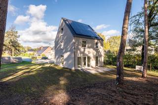 <p>Zeer rustig en natuurlijk gelegen, energiezuinige nieuwbouwwoning aan de Berkvenstraat te Mol met moderne architectuur, eigentijdse uitstraling en kwalitatieve afwerking door familiebedrijf RDK. De natuurlijke omgeving (achtergelegen bossen), met bovendien een ruim, zuidgeörienteerd perceel van ca. 605m² zijn een aantal van de absolute troeven. De open (viergevel-)woning bevindt zich vlakbij Mol-centrum (op fietsafstand). <br /><br /><strong>De woning die thans wordt afgewerkt bevat de volgende indeling: <br /></strong>Inkomhal met gastentoilet en houten trap naar de 1e verdieping. Op de gelijkvloerse verdieping bevindt zich de ruime leefruimte die van veel natuurlijk daglicht geniet en opgedeeld is in een zithoek, eetkamer en compleet uitgeruste leefkeuken met toegang tot de berging en wasplaats. Op de 1e verdieping bevinden zich de hoofdslaapkamer, 2 logeerkamers (die eenvoudig kunnen worden benut als bureauruimte of kinderkamer), en de badkamer met ligbad, douche, toilet en badkamermeubel met dubbele wastafel. <br />Via een tweede vaste trap komt u uit op de ruime zolder, ideaal voor extra slaapkamer(s) of hobby-/dressingruimte. De tuinen worden voorzien van een terras en worden ingezaaid met gras. <br />Vooraan wordt een oprit aangelegd, zodat u daar uw wagen(s) kan parkeren. De woning is bovendien uiterst energiezuinig door o.a. de plaatsing van vloerverwarming, zonnepanelen, een lucht-water warmtepomp, etc. Er wordt een E-peil van maximaal 10 gegarandeerd.<br /><br /><strong>De geadverteerde prijs is exclusief aankoopkosten (BTW op de constructies en registratierechten op de grond). Inclusief de gebruikelijke aankoopkosten, komt de totale prijs op +/- 472.000 EUR. Inbegrepen is de afwerking met keuken, vloeren, badkamer, binnendeuren, technieken, etc. zoals dit voorzien is in het lastenboek (beschikbaar op aanvraag). <br /><br /></strong><span>Dit project is een realisatie van <strong>RDK (Rik De Keyser)</strong>, een gevestigd familiebedrijf met meer dan 50 jaar ervaring in het bouwen van duurzame nieuwbouwprojecten. RDK wordt gewaardeerd voor hun degelijke constructie en verfijnde, eigentijdse afwerking. Zij beheren zelf het volledige bouwproces, van ontwerp, tot uitvoering, afwerking en tot slot de oplevering van uw nieuwbouwwoning.<br /><br /><strong>Bijzonderheden</strong><br />- Uitzonderlijke ligging: nabij natuur &amp; nabij centrum<br />- Regenwaterrecuperatie en water afvoer drainage infiltratie<br />- Alle nutsvoorzieningen zijn aanwezig en het aansluiten is inbegrepen de prijs<br />- Buitenschrijnwerk in PVC met dubbele, extra-isolerende beglazing<br />- Inclusief zonnepanelen<br />- Warmtepomp (lucht/water) met vloerverwarming, dus aardgasvrij!<br />- Ventilatiesysteem C (vraag gestuurd)<br />- Maximum E-peil van 10 dus <strong>bijzonder energiezuinig</strong><br />- Hoogwaardige afwerking met kwalitatieve en duurzame materialen<br />- Verkoop onder Wet Breyne: voltooiingsgarantie, 10 jarige aansprakelijkheid aannemer en architect en betaling pas naarmate werken vorderen<br />- Oplevering is voorzien in het voorjaar van 2026</span></p>