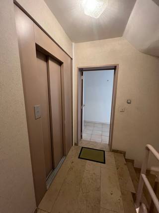 Fantastisch centraal gelegen appartement. De inkomhal geeft uit in een ruime living met aangrenzende keuken. Beide met rechtstreekse toegang tot...