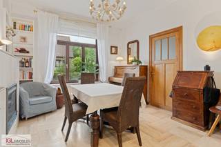 Immo Groot Leeuw stelt u deze alleenstaande woning voor nabij het centrum van Vlezenbeek. De woning beschikt over 218m² bewoonbare oppervlakte op...