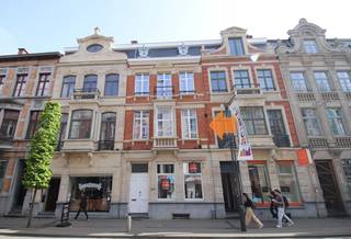 Dit éénslaapkamer-appartement maakt deel uit van een pas compleet (!!) gerenoveerd gebouw.Het betreft een ruim & lichtrijk...