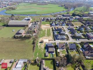 Mooi gelegen bouwgrond ZONDER BOUWVERPLICHTING 772m². Op wandelafstand tot centrum / Hernieuwenburg. Rustige ligging op einde doodlopende straat. <br />Voorschriften en alle info = info@dochy.be