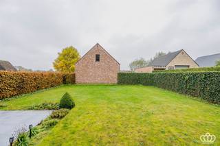 <p><span>Ruim gelijkvloers appartement (EPC B-label) met uitzonderlijk grote, zonnige tuin en garagebox in Kalmthout! </span></p><p><span>Dit aangename gelijkvloers appartement beschikt over een bewoonbare oppervlakte van ca. 155 m² en combineert ruimte, licht en comfort met een mooi aangelegde, volledig omheinde tuin.</span></p><p><span>Via de inkomhal met gastentoilet en handenwasser betreedt u de ruime en lichtrijke leefruimte met open, volledig ingerichte keuken. Vanuit de leefruimte geniet u van een mooi zicht op de tuin en heeft u rechtstreeks toegang tot het open terras en de zeer ruime buitenruimte.</span></p><p><span>Het appartement beschikt over drie slaapkamers en een ingerichte badkamer met douche, ligbad en wastafel. Daarnaast is er een praktische wasplaats/bergruimte met aansluitingen voor wasmachine en droogkast.</span></p><p><span>Bijzonderheden:</span><span><br />- Huurprijs: € 1.200/maand (incl. garagebox) + € 50 tuinonderhoud (totaal: € 1.250/maand)<br />- Beschikbaar vanaf: 01/04/2026</span></p>