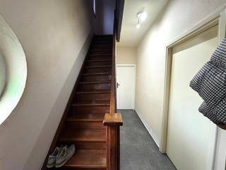 <p><span>Halfopen bebouwing te koop Oude Baan 362</span></p><p><span>Deze verzorgde halfopen bebouwing bevindt zich op een uitstekende locatie en biedt een aangename woonindeling met tal van recente vernieuwingen.</span></p><p><span>Via de inkomhal betreden we de ruime leefruimte, die naadloos aansluit op de lichtrijke eetkamer. Aansluitend vinden we de volledig vernieuwde keuken (2025), uitgerust met oven, kookplaat, dampkap en afwasmachine. Achter de keuken bevindt zich een extra hal die toegang geeft tot de badkamer. Deze is voorzien van een douche, lavabo en toilet. Vanuit dezelfde hal is er een rechtstreekse doorgang naar de tuin.</span></p><p><span>Op de bovenverdieping biedt de nachthal toegang tot drie slaapkamers en een zolder met vaste trap, ideaal te gebruiken als extra bergruimte.</span></p><p><span>De woning werd de laatste jaren grondig verbeterd:</span></p><ul><li><span>Spouwmuurisolatie (2024)</span></li><li><span>Dakisolatie (2025)</span></li><li><span>PVC-ramen met dubbele beglazing</span></li><li><span>Gasaansluiting (±2016-2017) + elektrische haard in de woonkamer</span></li><li><span>Elektriciteit conform</span></li><li><span>Rolluiken op het gelijkvloers + 1 op de verdieping</span></li><li><span>8 zonnepanelen (450 kWh per paneel)</span></li><li><span>Grondwater aanwezig</span></li></ul><p><span>Deze energiezuinige en instapklare woning is ideaal voor wie comfortabel wil wonen.</span></p><p><span>Interesse?</span><span><br />Contacteer Carolien via Carolien@jemar.be of 0484357067 voor meer info of een bezoek!</span></p>