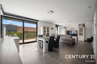 <p>Dit recent gebouwde en energiezuinige gelijkvloerse appartement combineert comfortabel wonen met veel privacy en een uitstekende ligging. Het appartement beschikt over 2 slaapkamers en heeft een volledig eigen inkomdeur, waardoor u geniet van een aangenaam gevoel van privacy.</p><p>Een absolute troef is het ruime, volledig omheinde terras van maar liefst 35 m². Hier kunt u in alle rust genieten van het buitenleven, met voldoende plaats voor een gezellige lounge- en eethoek. Daarnaast beschikt het appartement over maar liefst 3 autostaanplaatsen en een praktische kelderberging, ideaal voor extra opslagruimte. Dankzij de recente bouw en energiezuinige uitvoering geniet u van hedendaags wooncomfort en een laag energieverbruik. De 3 zonnepanelen zijn privatief en behoren uitsluitend tot dit appartement, dus niet tot de gemeenschap. De ramen zijn voorzien van elektrische rolluiken met geïntegreerd zonnepaneel.</p><p>Het appartement is gunstig gelegen aan de Staatsbaan in Lubbeek, met tal van dagelijkse voorzieningen in de nabije omgeving. Supermarkten, winkels en andere handelszaken bevinden zich op wandel- en fietsafstand. Dankzij de vlotte verbinding via de Staatsbaan/N2 zijn zowel Leuven als de omliggende gemeenten gemakkelijk bereikbaar. Ook het openbaar vervoer is in de omgeving aanwezig, Wenst u een bezoek te brengen aan dit energiezuinig appartement? Plan nu uw bezoek via Sally op 0478 570 999 of sally@connect-immo.be</p><p>EPC: 41 kWH/m²- UC2018112417 - label A<br />Wglk-Gvkr-Gdv-Gvv</p>