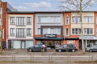 Instapklaar opbrengsteigendom bestaande uit 2 appartementen en handelsgelijkvloers - ideale locatie in Mortsel Dit gebouw is gelegen op de...