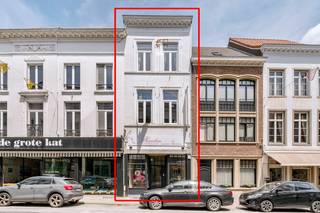 Bent u op zoek naar een zorgeloze vastgoedinvestering met een uitstekend rendementspotentieel en een minimaal risicoprofiel? Dit schitterende, multifunctionele gebouw (handelspand met bovenliggende woonst) in de historische en commerciële kern van Lier biedt de perfecte synergie tussen commerciële zichtbaarheid en residentieel comfort.<br /><br />🌟 Waarom dit de ultieme investering is:<br />* AAA-locatie met topvisibiliteit: gelegen in de bruisende Rechtestraat, dé winkel- en wandelas in het historische centrum van Lier. Een toplocatie met een constante stroom van passanten en een zeer hoge esthetische en culturele waarde.<br /><br />* Uitzonderlijke energiescore (EPC Label B): waar veel historische panden kampen met energielabels E of F en zware renovatieverplichtingen, blinkt dit pand uit met een energiescore B (slechts 139 kWh/m² jaar). Dit betekent: geen renovatieplicht, lagere lasten en een onmiddellijke voorsprong op de markt!<br /><br />* 100% Instapklaar & technisch perfect:<br />- elektriciteit: volledig conform goedgekeurd<br />- asbestveilig: het pand beschikt over een officieel asbestveilig attest.<br />- flexibele rendementsstromen: dankzij de slimme indeling leent het pand zich perfect voor een combinatie van een bloeiende handelszaak/kantoor op het gelijkvloers en een comfortabele, royale woonst (totale oppervlakte ca. 179 m²) op de bovenliggende verdiepingen. Dit biedt de mogelijkheid tot dubbele verhuur of een unieke 'work-live' combinatie.<br /><br />💼 Beleggersprofiel:<br />Dit pand is een droom voor de defensieve én de rendementsgerichte investeerder. Dankzij de uitstekende staat van onderhoud, de conformiteit van de technieken en het gunstige EPC-label hoeft u hier de komende jaren geen grote kapitaalsuitgaven te verwachten. U koopt puur, onmiddellijk rendementspotentieel op een absolute toplocatie.<br /><br /><br />Uiteraard is dit pand ook perfect voor mensen die fijn werken en mooi leven willen combineren in de heerlijke, historische binnenstad van Lier!<br /><br />📐 Indeling & uitrusting:<br />Gelijkvloers: ruim handelspand met grote etalage, uitgerust met moderne technieken waaronder een hoogwaardig ventilatiesysteem en airconditioning (voorzien op alle verdiepingen). Berging voor fietsen.<br />Bovenliggende verdiepingen: comfortabele residentiële unit met aparte functionele ruimtes, modern uitgeruste nutsvoorzieningen en aparte airco-units per verdiep voor een optimaal leefklimaat.<br />Eerste verdieping: volledig uitgerust keuken, ruime en lichte leefkamer en zonnig terras.<br />Tweede verdieping: master bedroom met ingemaakte dressing/kastenwand en badkamer met douche én bad.<br />Derde verdieping: twee supergezellige kinderkamers en open bureauruimte.<br /><br /><br />Mis deze unieke opportuniteit in het centrum van Lier niet en bel ons snel even, dan gaan we samen even kijken!<br /><br /><br /><strong><em>Voor interactieve grondplannen met foto’s, ga naar www.wijns.be en klik op de knop “virtueel bezoek”. Ook alle documenten vind je daar.</em></strong><br /><br /><strong><em>Info & afspraak: Thomas Gilliams - </em></strong>☎<strong><em> 0473/11 44 44 - </em></strong>✉<strong><em> thomas@wijns.be</em></strong><br /><br />
