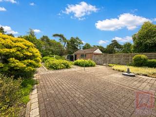 Op een rustige en groene locatie in Mol bevindt zich deze verrassend ruime open bebouwing met 6 slaapkamers (een veelzijdige zolderverdieping), een afzonderlijke garage en een ruime tuin.<br /><br />De woning werd opgericht in 1975 en beschikt over een bruikbare vloeroppervlakte van maar liefst ca. 239 m² volgens het EPC. Dankzij de praktische gelijkvloerse indeling, de vele bijkomende ruimtes en het ruime perceel vormt dit eigendom een interessante opportuniteit voor wie op zoek is naar ruimte, rust en mogelijkheden.<br /><br />Indeling:<br />Via de inkomhal met afzonderlijk gastentoilet bereikt u de ruime en lichtrijke leefruimte. Aansluitend bevindt zich de afzonderlijke keuken.<br />Verder beschikt het gelijkvloers over een wasplaats, een praktische berging, een nachthal, drie volwaardige slaapkamers en een badkamer met ligbad.<br />Via een vaste trap bereikt u de bijzonder ruime zolderverdieping. Deze werd ingericht met onder meer een zitruimte, een bureau, een bijkomende kamer en een ruime stockageplaats of 3 extra slaapkamers!<br />Buiten beschikt het eigendom over een ruime tuin, een oprit en een afzonderlijke garage met bijkomende bergruimte.<br /><br />Troeven:<br />Open bebouwing op een perceel van  wel 1.340 m²<br />Ca. 239 m² bruikbare vloeroppervlakte volgens EPC<br />Drie slaapkamers op het gelijkvloers<br />Ruime en multifunctionele zolderverdieping<br />Afzonderlijke garage en voldoende parkeergelegenheid<br />Geïsoleerd dak met ca. 18 cm minerale wol<br />Zonnepaneleninstallatie van 5.880 Wp<br />Zonneboiler voor sanitair warm water<br />Elektrische installatie conform<br />Rustige en groene ligging!<br />P-score: A en G-score: A<br /><br />Technische informatie:<br />EPC: 382 kWh/m² per jaar – label D<br />Verwarming: elektrische verwarming en houtkachel<br />Zonnepanelen: 5.880 Wp<br />Zonneboiler aanwezig<br />Elektrische installatie: conform<br />Bouwjaar: 1975<br />Asbestattest: niet-asbestveilig<br />Bodemattest: geen aanwijzingen voor bodemverontreiniging<br />Gelegen binnen een niet-vervallen verkaveling<br />Geen voorkooprecht van toepassing<br /><br />Een bijzonder ruime woning met een praktische indeling en tal van mogelijkheden op een mooi perceel in Mol. Een bezoek ter plaatse laat u de ruimte en het potentieel van dit eigendom pas echt ontdekken.