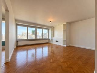 Ontdek deze prachtige penthouse in de Limburgstraat, op een uitzonderlijke locatie in het historische hart van Gent. De Sint-Baafskathedraal, het Belfort en de Korenmarkt bevinden zich op wandelafstand, net als tal van winkels, restaurants en gezellige koffiehuizen. Dankzij de nabijheid van het openbaar vervoer geniet u bovendien van een uitstekende bereikbaarheid.<br /><br />Het appartement werd dit jaar volledig gerenoveerd met bijzondere aandacht voor comfort en energiezuinigheid. Driedubbele beglazing, een nieuwe badkamer, vernieuwde keukentoestellen, maatwerk en schilderwerken zorgen voor een hoogwaardige afwerking. Dankzij deze ingrepen beschikt het appartement over een gunstig EPC-label B.<br /><br />Het appartement bevindt zich op de bovenste verdieping van een residentie met rustige bewoners. U betreedt het pand via de inkomhal die beschikt over een inbouwkast met aansluiting voor een wasmachine, en een gastentoilet. De vernieuwde badkamer is uitgerust met een lavabo, inloopdouche en handdoekdroogrek. Vooraan bevinden zich de bijzonder ruime, lichtrijke leefruimte en afzonderlijke ingerichte keuken met toegang tot een balkon. Achteraan geven twee volwaardige slaapkamers, waarvan 1 met inbouwkast, uit op het ruime, zuidgerichte terras met zonneluifel. Een privatieve kelderberging van 5 m², fietsenstalling en overdekte autostaanplaats vervolledigen het geheel.<br /><br />Dit fantastische penthouse met uitzicht op de Gentse torens is onmiddellijk beschikbaar voor €1.250/maand, vermeerderd met €80 gemeenschappelijke kosten. De autostaanplaats is optioneel bij te huren aan € 150/maand. Elektriciteit, gas en water zijn afzonderlijk ten laste van de huurder. Domicilie is verplicht.<br /><br />Interesse? Mail naar gent@immofrancois.be of bel 09 247 67 66 om deel te nemen aan de bezoekdag!<br /><br />