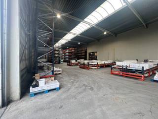 Magazijn Unit A1van 7.500 m² te huur in Rumst. Strategisch gelegen tussen de E19 en A12, dicht bij Antwerpen, Brussel, Gent, de haven van Antwerpen...