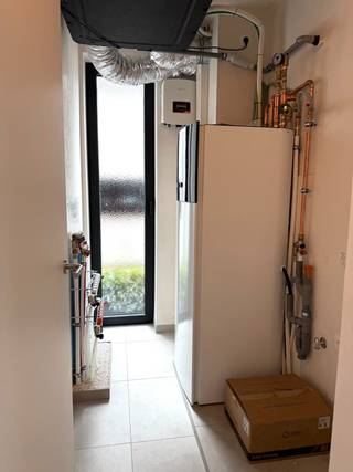 Sommige plekken voelen meteen juist. Niet te groot, niet te klein. Gewoon precies wat je vandaag nodig hebt.<br />Op wandelafstand van het centrum van Zandhoven en met een vlotte verbinding naar de belangrijkste invalswegen, wacht dit stijlvolle nieuwbouwappartement op iemand die houdt van comfort, licht en zorgeloos wonen.<br />De lichtrijke leefruimte met volledig uitgeruste open keuken vormt het hart van dit appartement. Dankzij de grote raampartijen stroomt het daglicht rijkelijk binnen en vloeien binnen en buiten moeiteloos in elkaar over. Het overdekte terras nodigt uit om elk seizoen te genieten.<br />Verder beschikt het appartement over een gezellige slaapkamer, een badkamer met ruime inloopdouche en wastafelmeubel, een afzonderlijk gastentoilet en een praktische berging voor wasmachine en droogkast. Dankzij de warmtepomp met vloerverwarming en het ventilatiesysteem geniet je bovendien van hedendaags wooncomfort en een aangenaam binnenklimaat.<br />Perfect voor een startend koppel, als stijlvolle pied-à-terre of voor wie bewust kiest voor comfortabel wonen zonder compromissen.<br />Extra troeven? Dit appartement wordt volledig geschilderd opgeleverd, voorzien van verlichting en wordt afgewerkt met gordijnenrails, zodat je hier quasi meteen kan landen.<br />Ondergronds beschik je over een private staanplaats P2 en een kelderberging B14 die je met de trap of lift kan bereiken, terwijl ook een gemeenschappelijke fietsenberging voorzien is.<br />Gem. kosten: € 75,-/m - Verwacht E-peil: 19 - Beschikbaar per 1/08/2026