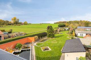 <em><strong>Zeer ruime villa (2002 - 415 m²) met 5 kamers, 2 badkamers, dressing, garage, kelder met ontspanningsruimte, terras met pergola en een mooi aangelgde tuin met sier/zwemvijver en tuinberging op een perceel van 18a 25ca gelegen op een landelijke en rustige omgeving te Lubbeek.</strong></em><br /><em><strong>Deze villa is ook uitermate geschikt als kangoeroewoning of mogelijkheden voor vrij beroep.</strong></em><br /><em><em><em><strong>Ideaal voor wie houdt van klasse, maar ook van warmte en gezelligheid.<br /></strong></em></em></em>
<p><em>Heb je interesse en wil jij als eerste de kans grijpen om jouw droomwoning te ontdekken? We trappen onze verkoop af met een <strong>exclusieve “Avant-Première” op vrijdag 13/03 en zaterdag 14/03</strong>. Plan nu jouw bezoek via de groene ‘Plan jouw bezoek’ knop. De richtprijs bedraagt 749.000 euro. De biedingstermijn loopt tot en met 16/03. Bekijk hieronder het Avant-première reglement.<br /><br /></em></p>
<p>De inkomhal verwelkomt je met ingebouwde vestiaire en gastentoilet. Gelijkvloers bevindt zich een grote slaapkamer met dressing en eigen badkamer – ideaal voor wie alles op één niveau wil.<br />De lichtrijke woonkamer met inbouwcassette en bar vormt het hart van de woning en biedt een prachtig uitzicht op de tuin en directe toegang tot het terras met pergola.<br />De ruime keuken met eethoek, afgewerkt in natuursteen, straalt luxe uit en is uitgerust met alle comfort. Daarnaast is er een praktische berging/wasplaats.</p>
<p>Op de verdieping zorgt de hoge nok voor een aangenaam, open gevoel.<br />Via de centrale nachthal bereik je vier mooie slaapkamers, waarvan één momenteel is ingericht als extra keuken – ideaal voor wie een kangoeroewoning overweegt. Verder is er een tweede badkamer en een extra berging.</p>
<p>De woning is volledig onderkelderd en biedt niet alleen enorm veel bergruimte, maar ook een ingerichte ontspanningsruimte.<br />Er is een inpandige garage met elektrische sectionaalpoort en afgietbak, en aan de voorzijde zijn vier autostaanplaatsen voorzien.</p>
<strong>Extra troeven</strong> maken van deze woning een bijzonder aanbod:<br />- Energiezuinige woning met EPC-label B (175 kWh/m²/jaar)<br />- Zonnepanelen met groene stroomcertificaten<br />- Regenwaterput van 10.000 liter en waterverzachter<br />- Alarm, surroundsysteem, inbouwspots<br />- Hoogwaardige materialen en een sfeervolle, luxueuze afwerking<br />- Volledig instapklaar, geen asbest en slechts beperkte aanpassingen aan de elektriciteit vereist<br />
<p>De buitenruimte is al even uitnodigend: een ruim terras met pergola en sier/zwemvijver, omringd door een zorgvuldig aangelegde tuin met tuinberging – een plek waar je in alle rust kan genieten van de landelijke omgeving.</p>
<p>De ligging combineert rust en bereikbaarheid: op fietsafstand van het centrum van Lubbeek met winkels, scholen, apotheek, bib en sportfaciliteiten, en met uitstekende verbindingen richting Leuven, Tienen, Aarschot en Diest. De nabijheid van het Gouden Kruispunt maakt het extra praktisch.<br />Landelijk en groen: ideaal voor wandelingen en mooie fietstochten in het Hageland.</p>
<p><strong><em>Deze villa is de ideale keuze voor wie veel ruimte, kwaliteit en energiezuinig wonen wil combineren met een groene en rustige ligging.</em></strong><br /><strong><em>Ervaar de harmonie van luxe en leefcomfort – een bezoek zegt meer dan woorden.</em></strong></p>