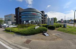 Kantoren te huur in Zaventem, zeer goede bereikbaarheid met auto en openbaar vervoer. Ook dichtbij de luchthaven van Zaventem. <br /> <br /> •    Er zijn parkeerplaatsen beschikbaar<br /> •    Er is archiefruimte beschikbaar<br /> •    Min. oppervlakte: 182m²<br /> •    Taksen en kosten:<br /> Gemeenschappelijke kosten     30,00€/m²/j<br /> Onroerende voorheffing        13,00 €/m²/j