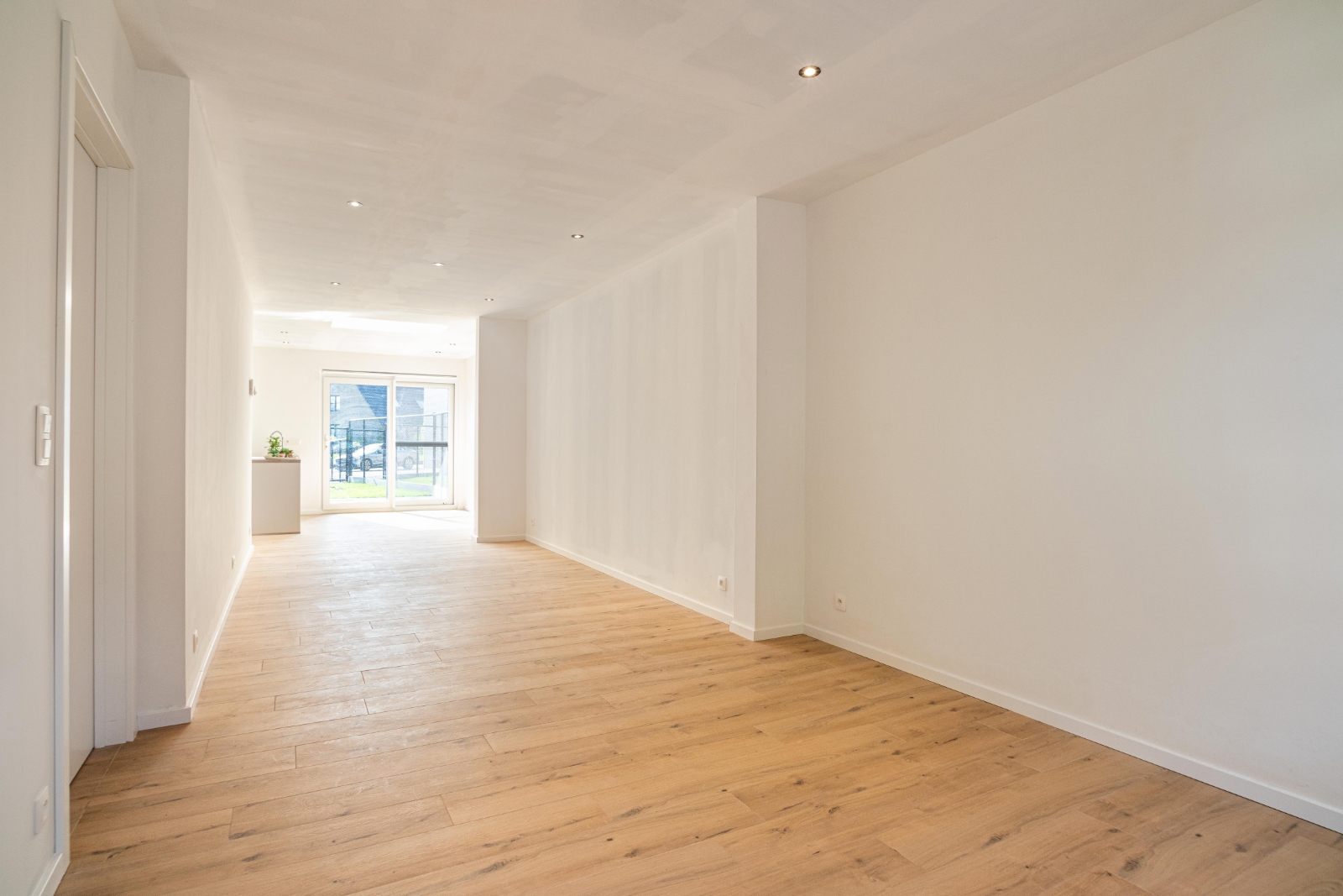Instapklare, volledig gerenoveerde woning met tuin, terras en oprit – wonen zonder zorgen - foto 3