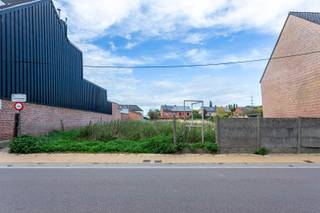 Bouwgrond van 498 m² op een toplocatie nabij het centrum van Zwijndrecht. Rustig gelegen, maar toch op wandel- en fietsafstand van winkels, scholen, openbaar vervoer en andere dagelijkse voorzieningen.<br />Droomt u van het bouwen van uw eigen woning op een uitstekende locatie? Dan is deze bouwgrond in de Polderstraat, rechts naast huisnummer 120A, een unieke kans.<br />Met een straatbreedte van ongeveer 7 meter, een diepte van circa 66 meter en een totale oppervlakte van 498 m² biedt dit perceel een uitstekende basis voor de realisatie van een ruime gesloten eengezinswoning met drie bouwlagen (onder voorbehoud van de geldende stedenbouwkundige voorschriften).<br />De Polderstraat is een rustige, groene en kindvriendelijke straat waar u geniet van een aangename woonomgeving, terwijl het bruisende centrum van Zwijndrecht, winkels, scholen, openbaar vervoer en belangrijke invalswegen zich op slechts enkele minuten bevinden.<br />Het bijgevoegde ontwerp toont alvast het potentieel van dit perceel en laat u kennismaken met de mogelijkheden.<br />Bouwgronden op deze gegeerde locatie zijn bijzonder schaars. Grijp deze unieke kans en realiseer uw woonproject op een perceel dat rust, ruimte en een uitstekende bereikbaarheid perfect combineert.<br />P-score: C-Stedenbouwkundige inlichtingen: Gvg – Wg – Wug – Gmo – Gvkr – Gvv<br /><br />Mis deze unieke opportuniteit niet! Neem vandaag nog contact met ons op via 03 233 33 00 of ontdek alle informatie op www.walls.be.