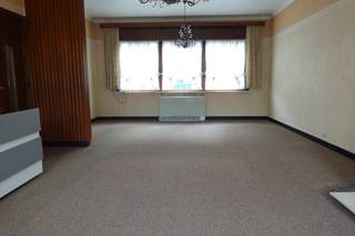 <p>Ruime gesloten woning met tuin in het centrum van Wervik.</p>
<p> </p>
<p>Deze gezinswoning combineert een centrale ligging met een praktische indeling en veel ruimte. Gelegen nabij openbaar vervoer, winkels en dagelijkse voorzieningen geniet u hier van een vlotte bereikbaarheid in het hart van Wervik. Met vier slaapkamers biedt deze woning tal van mogelijkheden voor gezinnen of wie extra ruimte zoekt voor hobby’s of een thuisbureau. De veranda zorgt voor extra leefruimte en een aangename verbinding met de tuin. Daarnaast beschikt de woning over een kelder en een zolder, ideaal als extra bergruimte.</p>
<p> </p>
<p>Belangrijkste ruimtes:<br />• Woonkamer met aangename leefruimte en veel mogelijkheden<br />• Keuken met praktische indeling<br />• Veranda met uitzicht op de tuin<br />• Badkamer<br />• Apart toilet<br />• Vier slaapkamers met plaats voor gezin of hobbyruimte<br />• Tuin met ruimte om buiten te genieten<br />• Kelder voor extra opslagruimte<br />• Zolder met bijkomende mogelijkheden</p>
<p> </p>
<p>Troeven:<br />• Centrale ligging in Wervik nabij openbaar vervoer en voorzieningen<br />• Vier volwaardige slaapkamers<br />• Tuin, veranda, kelder en zolder zorgen voor extra ruimte</p>
<p> </p>
<p>Neem vandaag nog contact op voor een bezoek aan deze woning.</p>
<p> </p>
<p>JOUW DROOMHUIS. ZO GEVONDEN!</p>