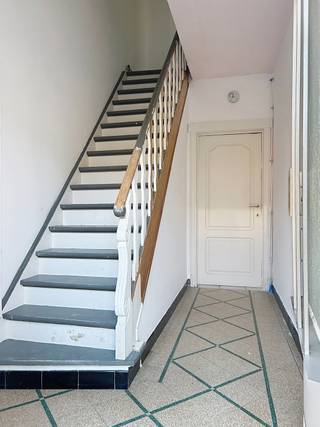 Leuke, deels te renoveren woning in half-open verband met een mooie perceelsoppervlakte van 435m². Qua indeling omvat deze woonst op het...