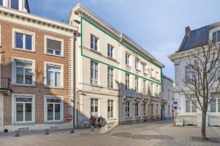 <p><em>Deze ruime kantoorruimte situeert zich in de historische school- en kloostersite van het Immaculata Instituut biedt zijn toekomstige koper een oppervlakte van maar liefst 256m² bestaande uit 6 units. </em><br /><em>Het in 2019 gerenoveerde pand is gelegen op de 2de verdieping (bereikbaar via lift) en kent een centrale ligging in de Tiense binnenstad.<br /><br /></em><strong>Bijkomende troeven:</strong> instapklaar, een conforme keuring van elektriciteit en asbestvrij! <br /><br /><u>Beschrijving: </u><br />totale oppervlakte van 256m² bestaande uit 5 units, waaronder kantoren (30m², 22m², 32m², 40m² en 40m²) en een vergader- of polyvalente ruimte van 54m². Sommige kantoren beschikken reeds over een kitchenette. Ook sanitaire faciliteiten zijn aanwezig. <br /><br />Momenteel wordt het pand verhuurd aan 2 instanties (meer info op aanvraag). </p>