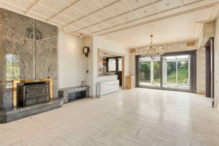 In het landelijke Sint-Katherina-Lombeek (deelgemeente Ternat) vind je deze zeer degelijke woning met maar liefst 6 slaapkamers en grote tuin (+/- 1000m²). Deze solide 3-gevel, dd. 1987, bevindt zich op een toplocatie in een residentiële en rustige omgeving en toch zeer vlot bereikbaar. Dankzij de indeling is zij zelfs geschikt als bungalow. Zij is als volgt ingedeeld: gelijkvloers: inkomhal met toilet, lichtrijke leefruimte(met inbouwhaard) met zicht op de tuin, vervolgens de keuken met aansluitend de veranda. Vanuit de keuken is de kelder te bereiken en de bovenverdieping. Op het gelijkvloers vinden we verder nog 2 slaapkamers (eventueel bureel/burelen) en de badkamer - de verdieping beschikt over een ruime nachthal en nog eens 4 slaapkamers. Achteraan rechts van de woning is de garage met een lange oprit dewelke voldoende privé parkeergelegenheid garandeert. Het interieur kan een opfrisbeurt gebruiken, maar de woning zelf beschikt over een uitstekende basis. Mits de nodige renovatie kan hier een prachtige gezinswoning worden gerealiseerd, volledig naar eigen smaak.
De ligging is een belangrijke troef. Het treinstation bevindt zich op fietsafstand en de autosnelweg op slechts 3 min. Ideaal voor wie rustig wil wonen en toch snel onderweg wil zijn. Kortom een woning met ruimte, zeer veel lichtinval en vooral veel potentieel. Ideaal voor gezinnen, wie gelijkvloers wil wonen of wonen en werken wil combineren.
Interesse? Contacteer ons voor een bezoek via kurt@immoaccenta.be!