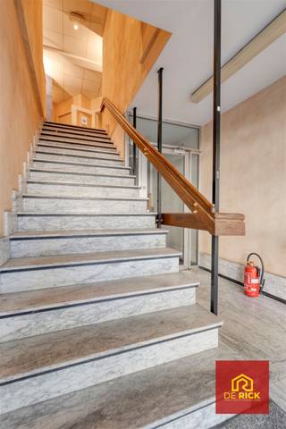 <p>Gelegen op wandelafstand van het centrum van Aalst, biedt deze veelzijdige commerciële ruimte tal van mogelijkheden. Dankzij de praktische indeling vormt dit pand een ideale uitvalsbasis voor zelfstandigen, vrije beroepen, kantooractiviteiten of een handelszaak.</p><p>Bij het betreden van het gebouw komt u terecht in een gemeenschappelijke inkomhal met trap die toegang biedt tot de kantoorverdieping. Op deze verdieping bevinden zich aan de rechterzijde afzonderlijke sanitaire voorzieningen voor dames en heren. Verder omvat het pand verschillende lichtrijke bureauruimtes die dankzij de grote raampartijen genieten van een aangename natuurlijke lichtinval. Eén van de kantoorruimtes beschikt bovendien over een ruim terras met een prachtig uitzicht op het Esplanadeplein en de Sint-Jozefkerk. Tussen de burelen bevindt zich een praktische kitchenette.</p><p>Een belangrijke troef is de mogelijkheid om het pand, mits het verkrijgen van de nodige vergunningen, om te vormen tot een appartement. Hierdoor biedt deze eigendom niet alleen interessante gebruiksmogelijkheden, maar ook potentieel als investeringsproject.</p><p>Daarnaast beschikt het pand over een gunstig EPC-label B.</p>