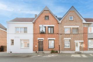<p>Ben je op zoek naar een woning waar je jouw eigen ideeën en stijl volledig in kwijt kunt? Deze woning is <strong>te renoveren</strong> en verder af te werken, maar biedt vooral <strong>heel wat mogelijkheden</strong> om er een fijne thuis van te maken.</p><p>Via de inkomhal kom je meteen in de <strong>ruime leefruimte</strong>. Hier is plaats genoeg voor een gezellig salon én een volwaardige eetruimte. Achteraan bevindt zich de keuken, met aansluitend een <strong>veranda</strong> die uitkijkt op de <strong>grote tuin</strong>. Een plek waar je vandaag al voelt hoeveel potentieel de woning heeft. Ook een apart toilet is voorzien op het gelijkvloers.</p><p>Op de eerste verdieping vind je een ruime slaapkamer en de <strong>gerenoveerde badkamer </strong>met inloopdouche.</p><p>En ook op de tweede verdieping zijn er nog mogelijkheden. Dankzij de <strong>vaste trap</strong> is de zolderverdieping gemakkelijk bereikbaar en kan je deze ruimte verder invullen zoals het bij jou past. Zoals een extra slaapkamer, een rustige thuiswerkplek of gewoon als praktische bergruimte.</p><p>Geen volledig afgewerkt verhaal, wel een woning met ruimte, mogelijkheden en vooral de vrijheid om er helemaal jouw eigen plek van te maken.</p><p>Troeven: Gerenoveerde badkamer - EPC C - grote tuin - rustige buurt </p>