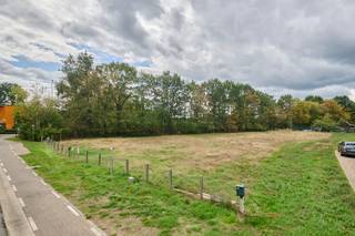 <p>Mooi gelegen bouwgrond op een residentiële locatie met uitstekende verbinding naar belangrijke invalswegen. Op de Eikenenweg ter hoogte van huisnummer 23 bieden we dit ruim perceel bouwgrond aan. Deze verkaveling bestaat uit 3 loten; namelijk lot 1 geschikt voor het bouwen van een open bebouwing, lot 2 en 3 voor een halfopen bebouwing. De percelen hebben allen een ideale zuidwestelijke oriëntatie en bieden zeer veel woonkwaliteit. Overal dichtbij en toch voornamelijk zicht op groen. Dankzij het fietspad is dit de perfecte vertrekbasis voor de recreatieve sporter.</p><p>Het verkavelingsplan en de bijhorende bouwvoorschriften kan je bekijken onder "downloads".</p><p>Lot 1 is 9a87ca groot en is geschikt voor het bouwen van een open bebouwing. Ruime tuinzone en zuidwestelijk georiënteerd.</p><p>De beknotte bouwvoorschriften zijn als volgt:<br />- inplanting van het gebouw op min. 8m van de rooilijn en minstens 3m van de zijdelingse perceelsgrens<br />- geschikt voor het bouwen van een eengezinswoning, zorgwoning toegelaten<br />- nevenfuncties (zoals kantoor en vrij beroep) zijn toegestaan onder voorwaarden<br />- bijgebouwen kunnen opgericht worden als bijv. berging, maar niet als garage<br />- Voertuigen stallen is mogelijk: onoverdekt, carport<br />- 2 bouwlagen met plat dak of zadeldak</p><p>Op zoek naar een mooi perceel bouwgrond om je droomwoning te realiseren? Contacteer ons voor meer info op 011/39 90 50 of info@jansenrealestate.be</p><p>Wij ontzorgen je ook voor de verkoop van je huidige woning! Voor meer uitleg helpen we je graag verder.</p>