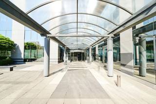 Kantoorruimtes te huur aan een voordelige prijs. Gelegen in een doodlopende straat, maar toch vlakbij de ring van Brussel en op 10 minuten van Brussel centrum. <br />Oppervlakte: 1.570 m²<br />Voldoende parking beschikbaar: IN € 1.250/plaats/jaar, OUT € 500/plaats/jaar<br />