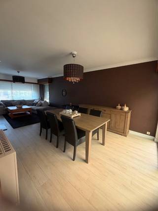 Ruime en verzorgde woning te koop<br /><br />Deze rustig gelegen woning met 3 slaapkamers is gelegen in een aangename woonomgeving en biedt een combinatie van ruimte, comfort en praktische voorzieningen.<br /><br />De woning beschikt over een ruime oprit met meerdere parkeerplaatsen, een garage en een praktische buitenruimte.<br /><br />Het dak werd volledig gerenoveerd in 2023, een belangrijke investering die reeds voor de toekomstige eigenaar werd uitgevoerd. Daarnaast werd in 2022 een nieuwe cv-ketel geplaatst.<br /><br />Belangrijkste troeven<br /><br />* 🏠 Dak gerenoveerd in 2023<br />* 🔥 Nieuwe cv-ketel geplaatst in 2022<br />* ⚡ EPC: 372 kWh/m² – label D<br />* 🚗 Ruime oprit met voldoende parkeergelegenheid<br />* 🅿️ Garage<br />* 🌿 Buitenruimte<br />* 🛏️ 3 slaapkamers<br />* 🚽 2 wc’s<br />* ☀️ Veel natuurlijke lichtinval<br />* 🔑 Verzorgde woning met verschillende recente vernieuwingen<br /><br />Een interessante woning voor wie op zoek is naar een ruime en praktische gezinswoning, waarbij reeds belangrijke investeringen zoals het dak en de verwarmingsinstallatie werden uitgevoerd.<br /><br />Interesse in deze woning? Neem gerust contact op voor meer informatie of een bezoek ter plaatse.