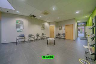 In het bruisende centrum van Wevelgem bevindt zich dit veelzijdige handelspand met een ruim duplex appartement, ideaal voor wie wonen en werken wil combineren of op zoek is naar een interessante investering.<br /><br />Het handelspand op het gelijkvloers beschikt over een lichtrijke en ruime handelsruimte met tal van indelingsmogelijkheden. Aangevuld met aparte bureauruimtes en een praktische keuken, biedt dit pand alle comfort voor diverse professionele activiteiten. Achteraan is er bovendien een ruime privatieve parkeerplaats aanwezig, toegankelijk via een poort, wat een absolute meerwaarde vormt voor zowel klanten als bewoners.<br /><br />Daarnaast is er een ruim en aangenaam duplex appartement voorzien. Dit appartement omvat twee volwaardige slaapkamers, een moderne badkamer en een open leefruimte met veel lichtinval dankzij de grote raampartijen. De leefruimte sluit naadloos aan op een volledig uitgeruste keuken met alle nodige toestellen. Aansluitend bevindt zich een uitzonderlijk groot terras waar het heerlijk vertoeven is en waar u in alle rust kan genieten.<br /><br />Zowel het handelspand als het appartement beschikken over een gunstig EPC-label B en zijn uitgerust met centrale verwarming op aardgas, wat zorgt voor een energiezuinig en comfortabel geheel.<br /><br />