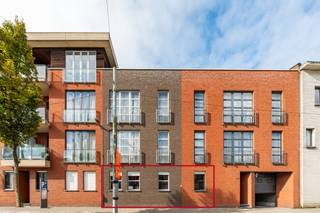 <p>Dit appartement aan de Antwerpse Steenweg combineert comfortabel en praktisch wonen met een centrale ligging in Antwerpen. Dankzij de gelijkvloerse indeling en de private tuin geniet je hier van extra wooncomfort en een aangename buitenruimte. De ruime leefruimte zorgt voor veel mogelijkheden om gezellig te wonen en gasten te ontvangen. Met drie slaapkamers is dit appartement ideaal voor gezinnen, koppels of wie extra ruimte zoekt voor hobby of bureau. Winkels, openbaar vervoer en dagelijkse voorzieningen bevinden zich vlakbij, waardoor alles binnen handbereik ligt.</p>

<p>Belangrijkste ruimtes:<br />• Ruime living met aangename leef- en eetruimte<br />• Praktische keuken met aansluiting op de leefruimte<br />• Slaapkamer met voldoende plaats voor een dubbel bed en kastruimte<br />• Slaapkamer, ideaal als kinder-, logeer- of bureauruimte<br />• Slaapkamer geschikt als extra slaapkamer of hobbyruimte<br />• Badkamer uitgerust met douche en enkele wastafel<br />• Apart toilet<br />• Eigen tuin met ruimte om buiten te genieten</p>

<p>Troeven:<br />• Gelijkvloers appartement met private tuin<br />• Comfortabele en praktische indeling met 3 slaapkamers<br />• Centrale ligging in Hoboken met alles dichtbij</p>

<p>Neem vandaag nog contact op met je ERA-makelaar voor een bezoek. JOUW DROOMAPPARTEMENT. ZO GEVONDEN!</p>