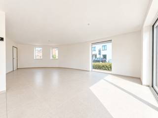 Hectaar bouwt twee energiezuinige nieuwbouwwoningen in het dorpscentrum van Steenhuffel, vlak bij de kerk. Hier woont u in een rustige, landelijke omgeving, terwijl u geniet van een vlotte bereikbaarheid dankzij de nabijheid van invalswegen zoals de A12. Bovendien bevinden openbaar vervoer, scholen en winkels zich op wandelafstand, wat deze woningen perfect maakt voor gezinnen.<br /><br />De woning wordt afgewerkt met schilderwerk, verlichting, laminaat op slaapkamers en nachthal en tuinafwerking! Dit maakt de woning onmiddellijk beschikbaar voor bewoning.<br /><br /><strong>Indeling van de woning:</strong><br />Gelijkvloers: Inkomhal met gastentoilet, lichtrijke leefruimte met open keuken (43m²), berging.<br />Eerste verdieping: Nachthal met apart toilet, 3 slaapkamers (14,76m² - 12,53m² - 9,69m²), ruime badkamer met ligbad, douche en dubbel lavabomeubel.<br />Buitenruimte:  Zuidgerichte tuin met mogelijkheid tot het plaatsen van een carport.<br /><br /><strong>Troeven van deze woning:</strong><br />- Unieke ligging in het dorpscentrum<br />- Energiezuinig wonen, gebruik lucht-water warmtepomp<br />- Vloerverwarming op het gelijkvloers voor extra comfort<br />- Zonnepanelen <br />- Regenwaterput (7.500L) aangesloten op toiletten, wasmachine en buitenkraan<br /><br />Bent u op zoek naar een energiezuinige nieuwbouwwoning op een unieke, centrale locatie? Neem dan snel contact met ons voor een bezoek ter plaatse.<br /><br /><strong>Ontdek lot 01 tijdens Nieuwbouwzondag op zondag 25 oktober, van 13u tot 16u.<br />Plan je bezoek of kom gewoon even vrijblijvend langs.<br />Meer info over onze deelnemende panden vind je op: https://www.nieuwbouwzondag.be/partners/hectaar/</strong>