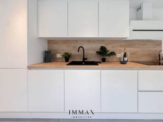 In het hart van Brugge bevindt zich deze volledig gerenoveerde stadswoning, waar modern comfort en praktische indeling hand in hand gaan.Bij het...