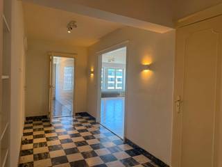 Bent u op zoek naar een ruim appartement op een toplocatie in Gent? Droomt u ervan dagelijks te genieten van een prachtig uitzicht op de Kouter? Dan is dit appartement zeker een bezoek waard.<br /><br />Het appartement gelegen op de derde verdieping beschikt over twee ruime slaapkamers, een lichtrijke en royale leefruimte, een volledig geïnstalleerde keuken, een badkamer en een terras. Dankzij de stijlvolle afwerking en de correcte staat van onderhoud biedt deze woning een bijzonder comfortabele woonervaring.<br />Daarnaast is er de mogelijkheid om een ondergrondse parkeerplaats bij te huren. Dit is echter volledig vrijblijvend.<br />Het gebouw is goed beveiligd en heeft een aangename vernieuwde inkom, u heeft ook een kelder ter uw beschikking.<br /><br />Wenst u meer informatie of een bezoek ter plaatse te plannen? Neem dan contact op met ons kantoor of stuur een e-mail naar office@save-invest.be.<br />Mis deze unieke kans op een van de mooiste locaties van Gent niet!