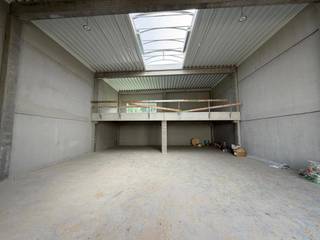 <p>Nieuwbouw KMO-unit te koop in Kampenhout, met een gelijkvloerse oppervlakte van 216 m² en een verdieping van 71 m². Oplevering voorzien in augustus 2026.</p>
<p>Strategisch gelegen langs de Mechelsesteenweg (N26), met een vlotte verbinding naar de E19 en E40 richting Brussel, Antwerpen en Gent — wat zorgt voor uitstekende bereikbaarheid én zichtbaarheid.</p>
<p>De unit biedt een kwalitatieve opslagruimte met een vrije hoogte van ca. 6 m, toegankelijk via een automatische sectionaalpoort (4 x 4,2 m) en een aparte inkomdeur. Voorzien van een gepolierde en gewapende betonvloer (2.500 kg/m²), lichtstraten met rookluik, een geïsoleerd dak en een regenwaterput (5.000 L).</p>
<p>Gelegen in Business Park Overdevaert te Kampenhout, met camerabewaking, LED-verlichting en branddetectie. Inclusief 2 privatieve parkeerplaatsen en de mogelijkheid tot laadpalen.</p>
<p>Contacteer Structura.biz voor bijkomende informatie en/of een bezoek — 02/462.32.00!</p>