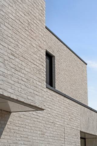 Kwalitatieve energiezuinige NIEUWBOUW, gebouwd met TOPmaterialen, en voorzien van de laatste technieken. Zeer rustige ligging, doch genietend van...