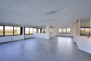 - Units A 10.153m² + B 6.561m²<br />- Totaal magazijnen 16.714m²<br />- Kantoor 533m²<br /><br /><span>Kenmerken magazijn</span> : <br /><br />- Hoogte 8,04m<br />- Buitenkant: betonnen panelen + metalen panelen.<br />- Vrije hoogte: ca. 8,04 m (6,45 m onder rookschermen).<br />- Draagvermogen vloer: 30 kN/m2.<br />- Kolommenraster: 12 x 22 m.<br />- Daklichten: ja (24 stuks).<br />- Verlichting: TL.<br />- HVAC<br />- Airco (split units).<br />- Sanitair: intern dakafvoersysteem + noodoverloop.<br />- Noodverlichting: aanwezig.<br />- Brandalarm: aanwezig.<br />- Evacuatiealarm: aanwezig.<br />- Brandslangen: aanwezig.<br />- Toiletten: 4.<br />- Douche: beschikbaar.<br />- Kantine/keuken: beschikbaar.<br /><br /><span>Kenmerken kantoor </span>: <br /><br />- Kantoren op begane grond en eerste verdieping.<br />- Betonnen panelen + ramen.<br />- Centrale verwarming op gas (Vaillant VR62HR, 53 kW).<br />- TL-verlichting.<br />- 2x2 toiletten op elke verdieping.<br />- Pantry op elke verdieping.<br /><br /><span>Kenmerken buitenterrein</span> :<br /><br />- Bestrating: beton/asfalt.<br />- Truckbaan: ca. 26 m lengte.<br />- Parkeerplaats voor auto's en vrachtwagens.<br />- Fietsenstalling: niet beschikbaar<br />- Verlichting terrein: wandverlichting bij docks en gevel.<br />- Beplanting: diverse perken met planten + gras.<br />- Omheining: gaashekwerk, hoogte ca. 2,2 m.<br />- Ingang / poort: 1 handbediende poort.<br /><br /><span>Ligging</span> : <br /><br />Prologis Park Bornem ligt tussen de grote logistieke hubs<br />Antwerpen en Brussel. <br />Bornem is gunstig gelegen langs de N16, die een directe toegang<br />biedt tot de A12 tussen Antwerpen en Brussel. De haven van Antwerpen ligt op<br />op slechts 30 kilometer en de afstand tot de Brusselse ring bedraagt slechts 25<br />kilometer.<br />.