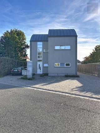 <p>Lichtrijk appartement op de 2de verdieping, bestaande uit : inkomhal met apart toilet, living met veel lichtinval en ingerichte open keuken, berging, badkamer met ligbad/douche, lavabomeubel en aansluiting wasmachine, twee slaapkamers, autostaanplaats vooraan en garage ;<br /> </p>
<p>- Appartement op 2de verdieping (geen lift) ;<br />- CV op aardgas ;<br />- Overal dubbel glas en PVC draai-kip ramen ;<br />- Het appartement is voorzien van airco ;<br />- Maandelijkse kosten - 75 € ;<br />- Vrij vanaf 01/12/2026 ;<br /> </p>
<p>==> Voor bezoek gelieve ons kantoor in Waregem te contacteren aub - 056/60.33.66. (Optie 2)</p>