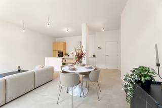 In het CENTRUM gelegen leuk gelijkvloers appartement met 3 SLK en TUINTJE! DIRECT INSTAPKLAAR. 6% BTW mogelijk! Nabij het openbaar...