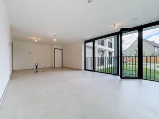 <h1><span>Nieuwbouwappartement in de residentie 'Kasteelvijver' te Langemark.</span></h1><h1><span> </span></h1><h1><span>Dit appartement bevindt zich op het </span><span>gelijkvloers</span><span> en beschikt over een </span><span>bewoonbaar oppervlakte</span><span> van </span><span>74,85m² </span><span>met een </span><span>terras </span><span>van </span><span>6,87m²</span><span>.</span></h1><h1><span> </span></h1><h1><span>Indeling</span><span>: </span></h1><h1><span>Ruime </span><span>inkomhal/nachthal</span><span>, </span><span>open keuken</span><span> en </span><span>leefruimte </span><span>met zicht naar buiten en toegang tot het </span><span>terras.</span><span> Aanpalend aan de keuken bevindt zich de </span><span>berging/wasplaats.</span></h1><h1><span>Verder is er nog een </span><span>gastentoilet</span><span>, </span><span>badkamer met</span><span> inloopdouche en dubbele lavabo en een </span><span>slaapkamer</span><span>.</span></h1><h1><span> </span></h1><h1><span>Er is tevens een </span><span>kelderberging</span><span> bij te kopen, alsook mogelijkheid tot aankopen van </span><span>ondergrondse staanplaats.</span></h1><h1><span> </span></h1><h1><span>De </span><span>warmwaterproductie</span><span> en de </span><span>vloerverwarming</span><span> zal opgewekt worden door een bodem/water </span><span>warmtepomp met ingebouwde boiler.</span><span> De warmte wordt uit de grond gehaald via </span><span>geothermie.</span></h1><h1><span>Doorheen het appartement is er </span><span>ventilatiesysteem D </span><span>(mechanische toevoer en afvoer) voorzien.</span></h1><h1><span>Het appartement beschikt tevens over</span><span> zonnepanelen</span><span> (760Wp) wat het bovendien uiterst zuinig maakt!</span></h1><p><span> </span></p>