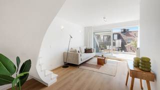 Prachtig duplex-appartement met een magnifiek zonneterras, rustig gelegen in het centrum van Heist. De locatie is uitstekend. Zo hebt u alle voorzieningen (bakker, slager, apotheker, …) binnen handbereik en ligt het strand op enkele minuten wandelen.<br /><br />Door het recent bouwjaar profiteert u van een energielabel B (op het randje van een A) en een volledig conforme elektriciteitskeuring.<br /><br />Indeling: Verdieping 4: inkom met een apart toilet, een zeer grote en volledig ingerichte keuken met veel licht en een mooie woonkamer met toegang tot het ruim zonneterras. <br />Verdieping 5: twee slaapkamers en een ruime badkamer met een inloopdouche en extra toilet.<br /><br />Te huur voor: EUR 1.190 per maand + EUR 60 vast syndicuskosten per maand.<br />Onmiddellijk beschikbaar. <br /><br />Meer informatie of een vrijblijvend bezoek? Contacteer Willem Cauwels op tel. 050/89.27.70.