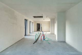 Cette entité de bungalow rénovée, avec 1 chambre, est située au centre du pittoresque Dikkelvenne.<br />D'un côté, la boulangerie, la boucherie… se trouvent à quelques pas de la maison. De l'autre côté, toutes les pièces se trouvent au rez-de-chaussée, ce qui fait de cette maison un point de départ idéal pour les jeunes familles ainsi que pour les couples plus âgés.<br /><br />L'entrée de la maison donne sur un hall avec à droite un placard de vestiaire. À gauche, nous trouvons la chambre à coucher, l'accès à l'escalier menant à la cave, ainsi qu'un spacieux débarras séparé. La cave peut également être utilisée pour le stockage.<br />En face du débarras, se trouve un toilette séparé et une salle de bain avec douche et baignoire.<br />En continuant, nous arrivons dans la salle à manger, la cuisine et le salon. Le salon donne sur la terrasse privative.<br /><br />En résumé, ce bungalow à l'agencement pratique, situé dans le pittoresque Dikkelvenne, est une maison à ne pas manquer.<br />Nous sommes impatients de vous faire visiter.