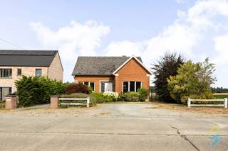 <p><span><strong>Bezoekdag volzet!!!<br /><br /></strong>Deze woning is gelegen op een mooi, westelijk georiënteerd perceel met achteraan een prachtig vrij uitzicht over de velden. Hier geniet je elke avond van de ondergaande zon in alle rust.</span></p>
<p><span>Vooraan beschikt de woning over een ruime oprit met plaats voor meerdere wagens, aangevuld met een garage waar je je wagen veilig en droog kunt parkeren.</span></p>
<p><span>Dankzij de gunstige ligging, op slechts 3 km van de A8, geniet je van een vlotte verbinding richting onder meer Brussel.</span></p>
<p><span>De woning biedt een uitstekende basis voor wie graag renoveert naar eigen smaak en volgens de huidige energienormen. Het dak werd reeds geïsoleerd en een aantal ramen zijn recent vernieuwd.</span></p>
<p>Indeling: ruime inkomhal, gezellige leefruimte, goed onderhouden keuken, aparte kamer op het gelijkvloers (ideaal als slaapkamer of bureau), douchekamer, wasplaats en garage. Op de eerste verdieping bevinden zich twee slaapkamers en een badkamer.</p>
<p>Ben je op zoek naar een woning met potentieel, een mooie ligging en tal van mogelijkheden? Dan is dit de ideale opportuniteit.</p>
<p>Meer info of een bezoek? Bel Jordi op 0477/32.61.53</p>