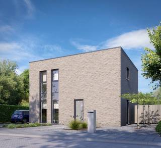 Op een vlot bereikbare locatie langs de Kerkhovensesteenweg in Lommel ligt dit perceel van 10a77ca met royale afmetingen en een gunstige oriëntatie. De ligging combineert bereikbaarheid met een open woonomgeving, op korte afstand van winkels, scholen en dagelijkse voorzieningen.<br /><br />Het perceel heeft een straatbreedte van 17,72 meter en een diepte van 67,70 meter, wat zorgt voor een ruimtelijk gevoel en diverse bouwmogelijkheden. De toegelaten bouwbreedte bedraagt 9,82 meter. Op het gelijkvloers kan gebouwd worden tot 17 meter diep, op de verdieping tot 12 meter.<br /><br />Zowel een plat als een hellend dak is toegestaan. Er geldt geen bouwverplichting, wat flexibiliteit biedt voor wie op eigen tempo wil bouwen of het perceel als investering beschouwt.<br /><br />De voorgevel is zuidoost georiënteerd en geniet van een aangename lichtinval. De noordwest gerichte tuin biedt dankzij de diepte voldoende ruimte om een zonnige en private buitenomgeving te creëren.<br /><br />Een bouwgrond met duidelijke voorschriften, mooie proporties en veel potentieel op een gunstige locatie in Lommel.<br /><br />De <strong>voorgestelde</strong> moderne <strong>woning</strong> heeft een oppervlakte van <strong>144m2.</strong>  Er is een eet- en zithoek voorzien en een ruime keuken met berging. Boven zijn er alvast 3 slaapkamers waarvan eentje met dressing en een badkamer met bad/douche. Warmtepomp, vloerverwarming, zonnepanelen, ventilatie D+ zijn reeds voorzien.<br /><br />Alle keuzes i.v.m. de afwerking van de woning zijn naar wens bespreekbaar. Ook het ontwerp van de woning is slechts een voorstel en kan volledig met jou op maat uitgewerkt worden. Vanaf casco afwerking biedt de woning je alvast alle zekerheden en garanties en van daaruit kan je zorgeloos verder afwerken. Een volledig afgewerkte woning is natuurlijk ook mogelijk! <br /><br />Dit project wordt aangeboden i.s.m. Nancy Aerts Vastgoed.<br />Meer info? neem contact op met bouwadviseur Luc via 011/450280<br /><br />CASCO AFWERKING        <br />Ruwbouw winddicht <br />Sanitaire leidingen (inclusief hergebruik van regenwater)<br />Elektriciteit<br />Vloerverwarming en warmtepomp<br />Pleisterwerken<br />Isolatiewerken en chape<br />EPB berekening<br />Ventilatiesysteem D+<br />8 zonnepanelen<br />Kostprijs architect en veiligheidscoördinatie inclusief<br /><br />SLEUTEL-OP-DE-DEURAFWERKING<br />Casco afwerking<br />Afgewerkte keuken<br />Sanitaire toestellen<br />Tegelvloeren op het gelijkvloers en in de badkamer<br />Binnendeuren<br />Trap in rubberwood<br />Voegwerken<br /><br />PRIJS CASCO<br />€ 350 000 excl. alle kosten op grond en constructie<br />€ 430 000 incl. alle kosten op grond en constructie<br /><br />PRIJS SLEUTEL-OP-DE-DEUR<br />€ 375 000 excl. alle kosten op grond en constructie<br />€ 460 000 incl. alle kosten op grond en constructie