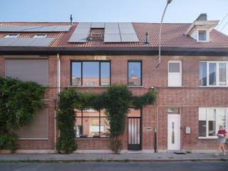 <strong>Gentbrugge - Stijlvol gerenoveerde burgerwoning met drie slaapkamers en stadstuin</strong><br /><br />Deze grondig gerenoveerde burgerwoning, waarbij de renovatie met oog voor esthetiek en detail werd uitgevoerd, bevindt zich in een rustige straat in Gentbrugge, vlak bij de Arsenaalsite en op amper tien minuten fietsen van de Gentse binnenstad.<br /><br />Deze woning (BVO ca.136 m²) wordt gekenmerkt door hoge plafonds, veel natuurlijk licht en een ruimtelijke, open uitstraling. De woning werd grondig gerenoveerd met oog voor hoogwaardige en verfijnde materialen, waaronder een Bulthaup-keuken, bamboeparket, aluminium schrijnwerk en verzorgd maatwerk.<br /><br />De woning telt drie slaapkamers, een ruime badkamer met wasplaats en een gezellige buitenruimte.<br /><br />Dankzij de goede isolatie en zonnepanelen is de woning bijzonder energiezuinig, met een uitstekend EPC-label A.<br /><br /><strong>Samengevat, een instapklare gezinswoning waar esthetiek en energiezuinig wonen perfect in balans staan.</strong><br /><br /><em>Voor bezoeken, mail naar info@carloeggermont.be</em>