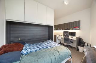 <p><span> </span></p><p><span>Deze moderne studentenkamer met eigen sanitair is gelegen in studentenresidentie Woods, vlakbij het Belle-Vue park. De residentie is gelegen op een boogscheut van het centrum van Leuven, op wandelafstand van het station en nabij verschillende campussen.</span></p><p><span> </span></p><p><span>De kamer is voorzien van een uitklapbaar tweepersoonsbed (140cm x 200cm)en ingebouwde kleerkasten waardoor er meer dan voldoende opbergruimte is. De kamer heeft ook een ingebouwde bureau met  boekenplank en persoonlijke frigo met vriesvak. Verder beschikt de kamer over een persoonlijke badkamer met douche, lavabo en toilet.</span></p><p><span> </span></p><p><span>Deze kamer is gelegen op de eerste verdieping en is bereikbaar via twee liften of via de trappenhal.</span></p><p><span> </span></p><p><span>Per verdieping zijn er twee keukens, die gedeeld worden met maximaal 10 personen. De keuken is voorzien van een oven, microgolf, vitro-keramische kookplaat, eettafel, wastafels en een persoonlijke opbergkast die op slot kan. Elke keuken heeft ook zijn eigen terras.</span></p><p><span> </span></p><p><span>Er is ook een gemeenschappelijke ontspanningsruimte met televisie, zetels, tafels en een kickertafel. Verder is er ondergronds nog een afsluitbare fietsenstalling, afval lokaal en een wasplaats met wasmachine en droogkast. </span></p><p><span> </span></p><p><span>Deze studentenkamer is niet alleen geschikt om te laten bewonen door uw zoon of dochter, maar dit kan ook perfect dienen als een rendabele investering!</span></p><p><span> </span></p><p><span>Verhuurd tot september 2026. </span></p><p><span> </span></p><p><span>Interesse in deze gezellige studentenkamer? Contacteer ons via 016 15 31 15</span><span> </span><span> of info@immolivit.be</span></p><p><span> </span></p><p><span> </span></p>