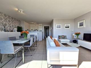 Ontdek dit aangename en instapklare penthouse/appartement, gelegen in Zeebrugge, op slechts een boogscheut wandelen van het strand. <br /><br />Mogelijkheid tot aankoop van een vlakbij gelegen, grote garagebox (3,1 m x 6 m) aan € 39.500. Het appartement geniet van een overvloed aan natuurlijk licht dankzij de zuidgerichte oriëntatie en het ruime terras – perfect om te genieten van zonnige dagen. Bovendien is het terras uitgerust met een zonneluifel.<br /><br />Binnenin is het appartement voorzien van alle modern wooncomfort: o.a. airconditioning in de slaapkamer voor een aangenaam binnenklimaat het hele jaar door. <br />De verwarming gebeurt via een energiezuinige condensatieketel op aardgas, wat zorgt voor een optimaal warmtecomfort en lagere energiekosten.<br /><br />Dit pand is ideaal als vaste woonst, tweede verblijf of investering aan zee.<br /><br />Indeling:<br />- Inkomhal,<br />- Toilet,<br />- Leefruimte,<br />- Geïnstalleerde open keuken,<br />- Groot zonneterras,<br />- Handige berging/wasplaats<br />- Ruime slaapkamer voorzien van airco,<br />- Tweede terras aan de achterzijde<br />- Badkamer met ligbad voorzien van douchescherm, wastafel en toilet.<br /><br />Interesse? Plan uw bezoek in. Wij begeleiden U met veel plezier!