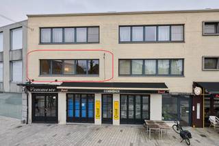Perfect onderhouden fraai afgewerkt appartement gelegen op de eerste verdieping met zicht op het marktplein met aangename leefruimte, aparte...