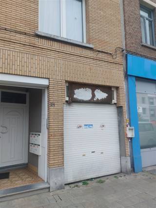 Overdekt magazijn met twee toegangen. Inrit voor auto’s (2.15 breed) vanaf de te Couwelaarlei 22 (rolpoort t.h.v. de straat en elektrische...