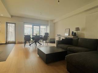 Surf naar www.abricasa.be en plan jouw verhuurafspraak in samen met onze digitale assistente Alice!Instapklaar gelijkvloers appartement met 2 slaapkamers en tuin in AntwerpenHet appartement beschikt over een lichtrijke leefruimte met open, volledig ingerichte keuken. Dankzij de grote raampartijen geniet de leefruimte van veel natuurlijk licht en een mooi zicht op de tuin. De keuken is uitgerust met de nodige toestellen en biedt voldoende opbergruimte.Verder zijn er twee slaapkamers, een moderne badkamer met douche en ligbad, een apart gastentoilet en een praktische wasruimte.De privatieve tuin vormt een absolute troef en biedt een aangename buitenruimte waar je in alle rust kan genieten.- NIET GEMEUBELD - EPC: 208 kWh/m²jaar UC: 20230314-0002837651-RES-1- Maandelijkse kosten: 150,- euro bevatten: onderhoud &amp; verbruik gemeenschappelijk delen en onderhoud van de tuin- Huurwaarborg: 4.500,- euro (3 maanden huur) - Beschikbaar: Datum 1/05/2026- Type contract: Bepaalde duur 1 jaar Abricasa staat voor een persoonlijke én actieve vastgoedbegeleiding van A tot Z! Leer ons kennen!