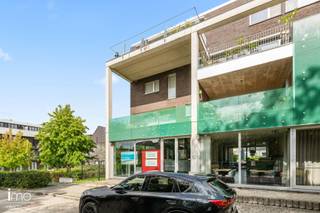 Dit commerciële pand heeft een oppervlakte van 112M² en bevindt zich op een toplocatie aan de postweg te Heist-Op-Den-Berg. Dankzij de grote vitrine geniet u van maximale zichtbaarheid wat ideaal is voor commerciële doeleinden. Aan de achterkant van het pand bevindt zich een tuin. <br /><br />Het pand beschikt ook over een kleine keuken en een praktische bergruimte voor extra comfort en opslagruimte. <br /><br />Het pand is ruim en instapkaart, er is voldoende parkeergelegenheid in de nabije omgeving en het pand is ook vlot bereikbaar met het openbaar vervoer.<br /><br />Extra's:<br />- veel lichtinval <br />- EPC C<br />- Gebied met economische activiteiten